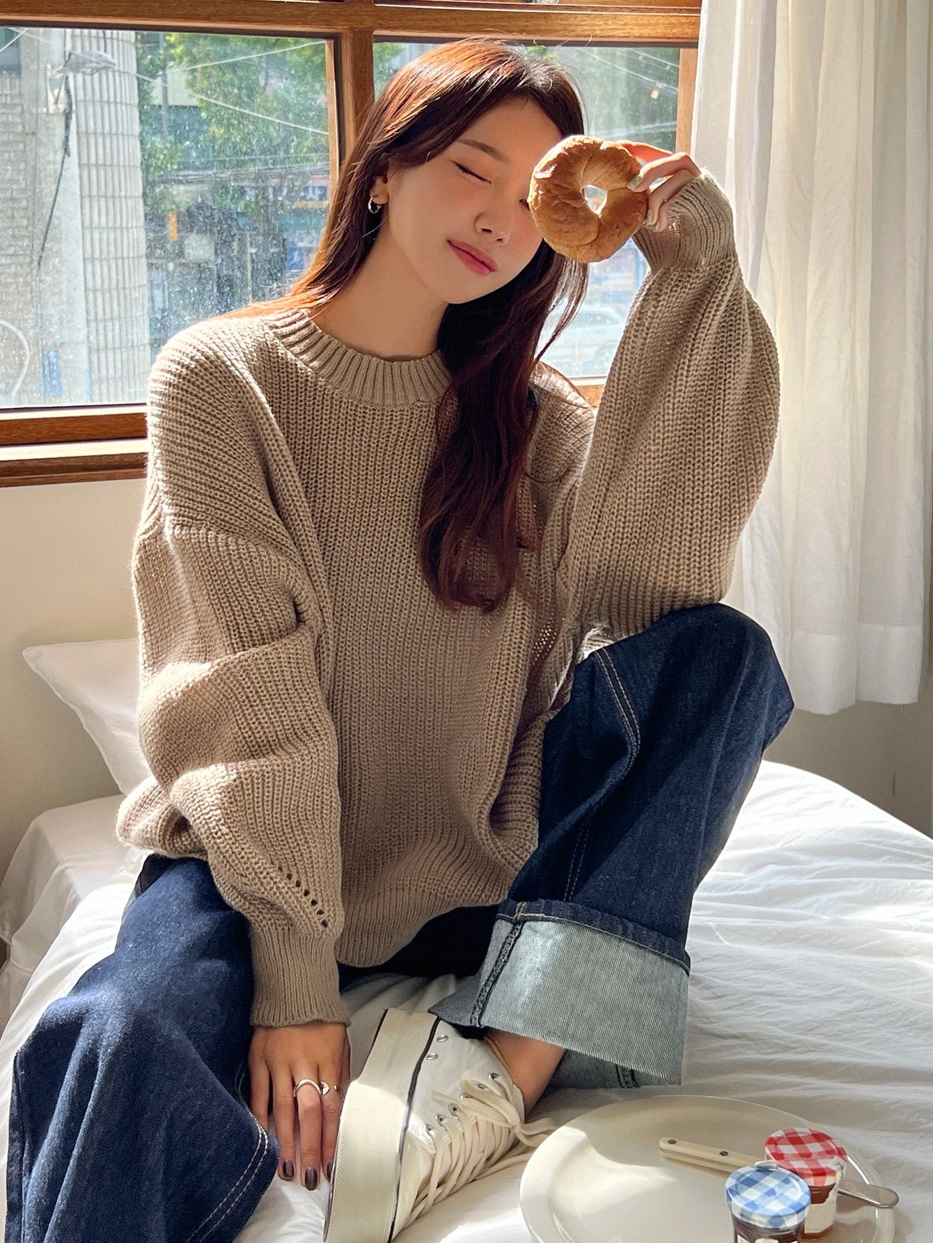 Luźny sweter damski zakładany przez głowę z okrągłym dekoltem