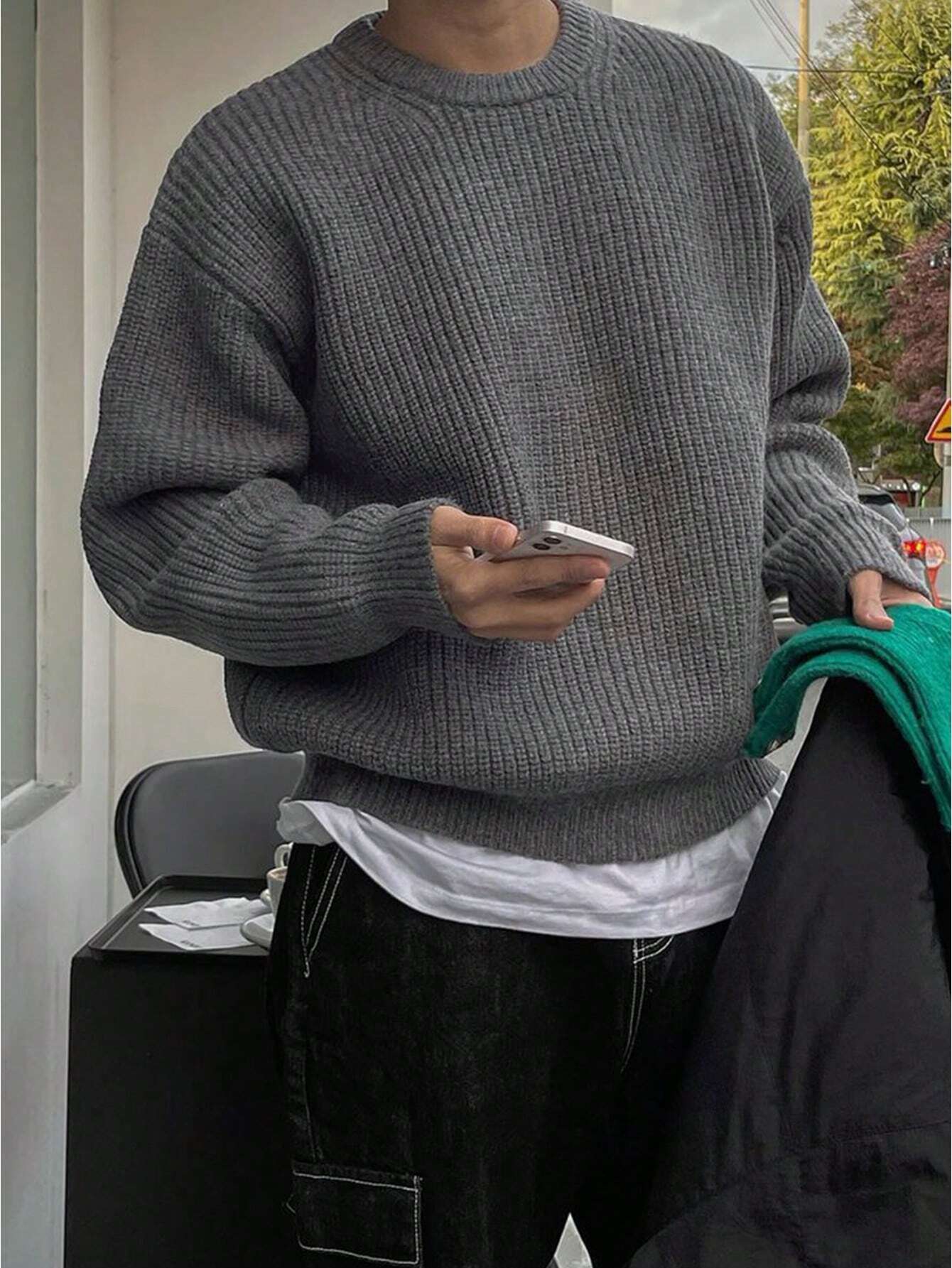 Luźny sweter męski z okrągłym dekoltem i obniżonymi ramionami