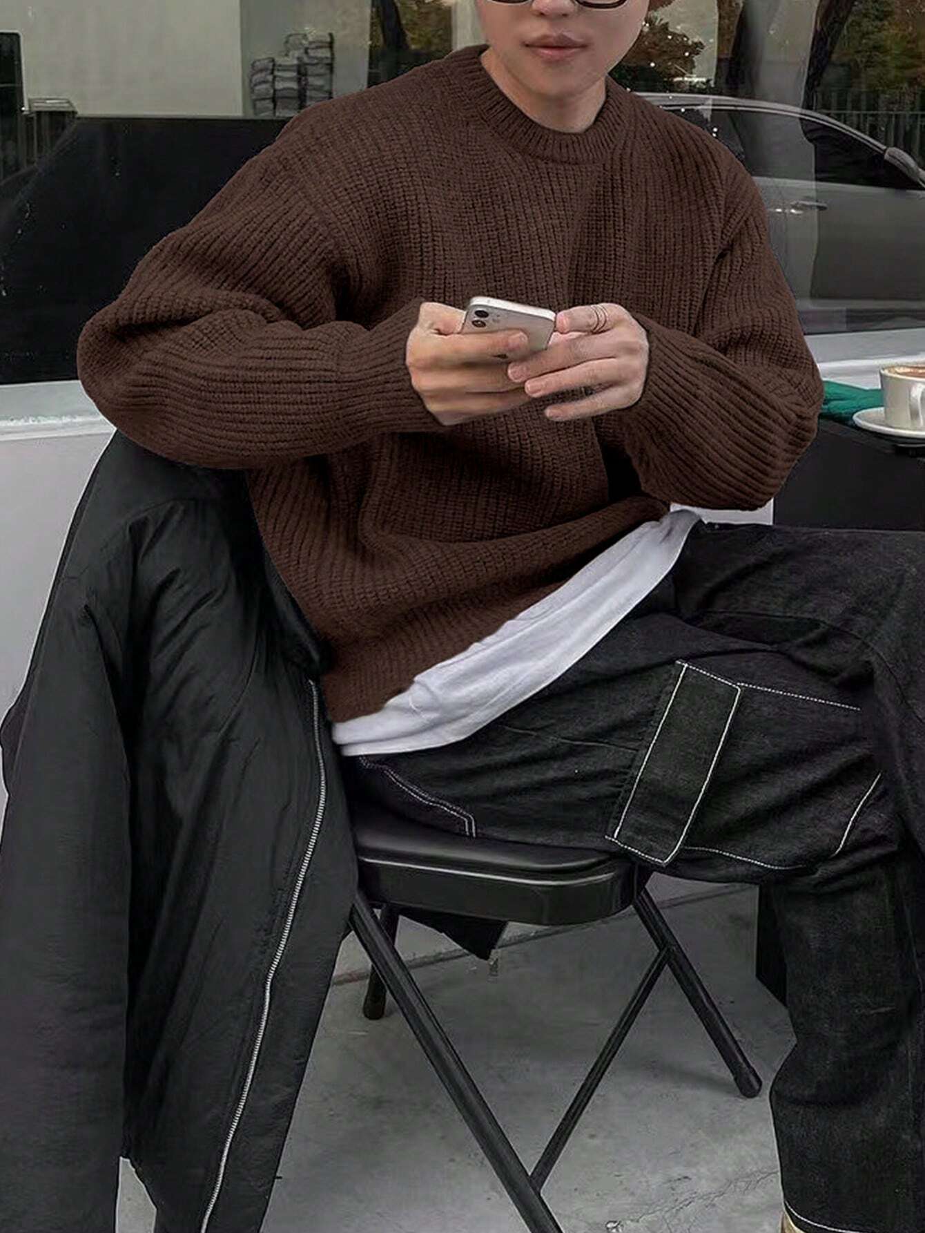 Luźny sweter męski z okrągłym dekoltem i obniżonymi ramionami