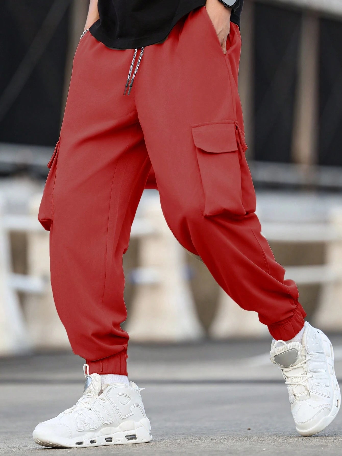 Męskie luźne spodnie cargo z bocznymi kieszeniami z klapkami